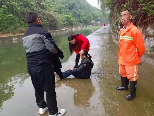 河道班长周克亮勇救落水女子——遵义市汇川区分公司 河道班长周克亮勇救落水女子——遵义市汇川区分公司