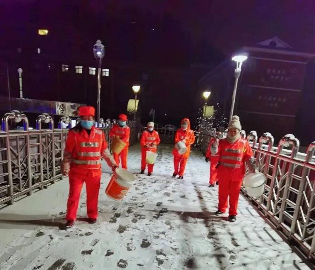 工作动态 | 环卫工人撒盐融雪保畅通——华富遵义分公司 工作动态 | 环卫工人撒盐融雪保畅通——华富遵义分公司